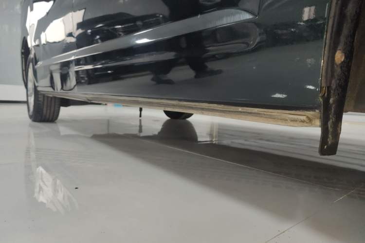 Used Huasong 7 2017 2.0T Automatic Standard Edition Right Side Sill