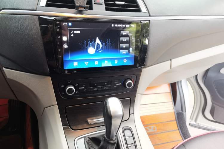 Used Huasong 7 2017 2.0T Automatic Elite Edition Audio And AC Panel