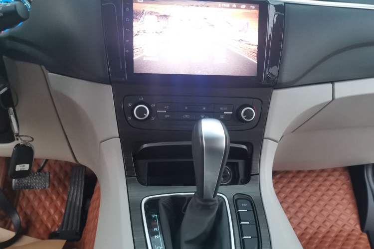 Used Huasong 7 2017 2.0T Automatic Standard Edition Audio And AC Panel