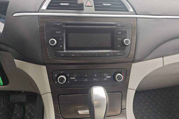 Used Huasong 7 2017 2.0T Automatic Standard Edition Audio And AC Panel