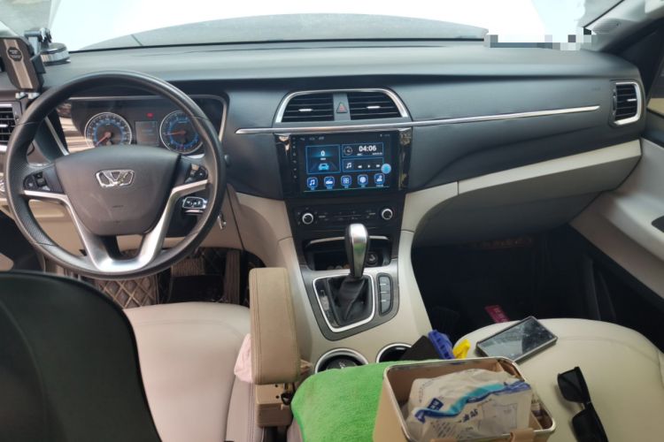 Used Huasong 7 2017 2.0T Automatic Standard Edition Center Console