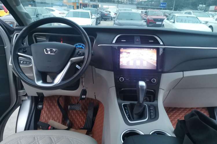 Used Huasong 7 2017 2.0T Automatic Standard Edition Center Console