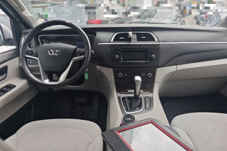 Used Huasong 7 2017 2.0T Automatic Standard Edition Center Console