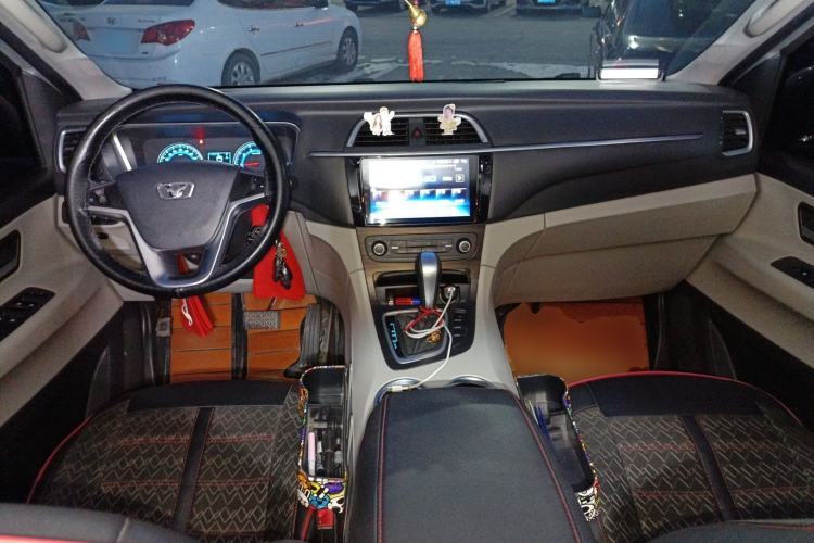 Used Huasong 7 2017 2.0T Automatic Elite Edition Center Console