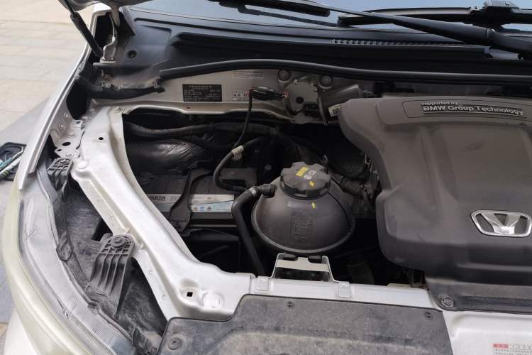 Used Huasong 7 2017 2.0T Automatic Elite Edition Engine Bay Right