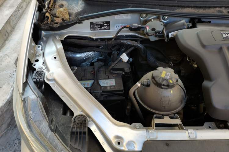 Used Huasong 7 2017 2.0T Automatic Elite Edition Engine Bay Right