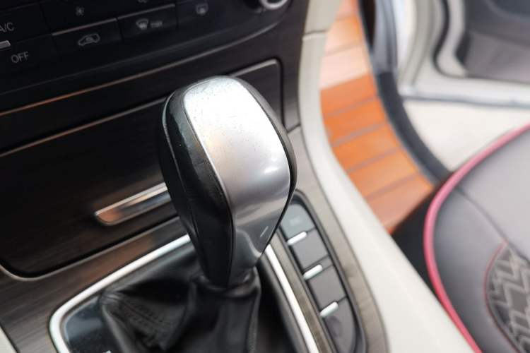 Used Huasong 7 2017 2.0T Automatic Elite Edition Gear Lever
