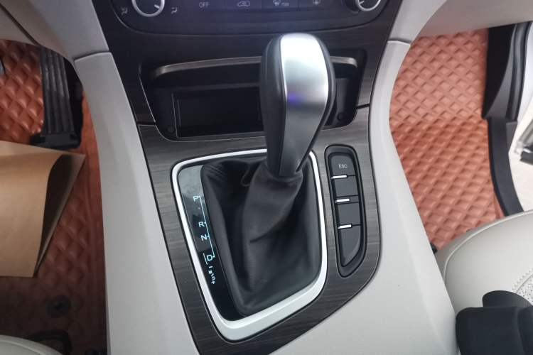 Used Huasong 7 2017 2.0T Automatic Standard Edition Gear Lever