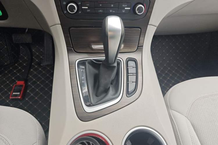 Used Huasong 7 2017 2.0T Automatic Standard Edition Gear Lever