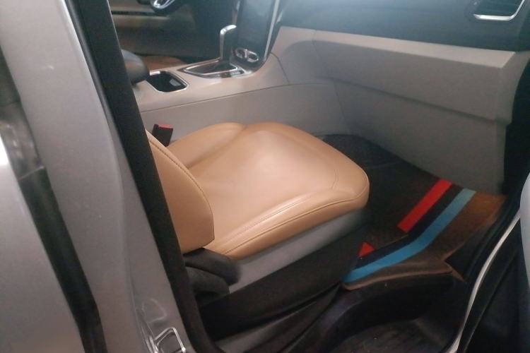 Used Huasong 7 2017 2.0T Automatic Elite Edition Interior 4