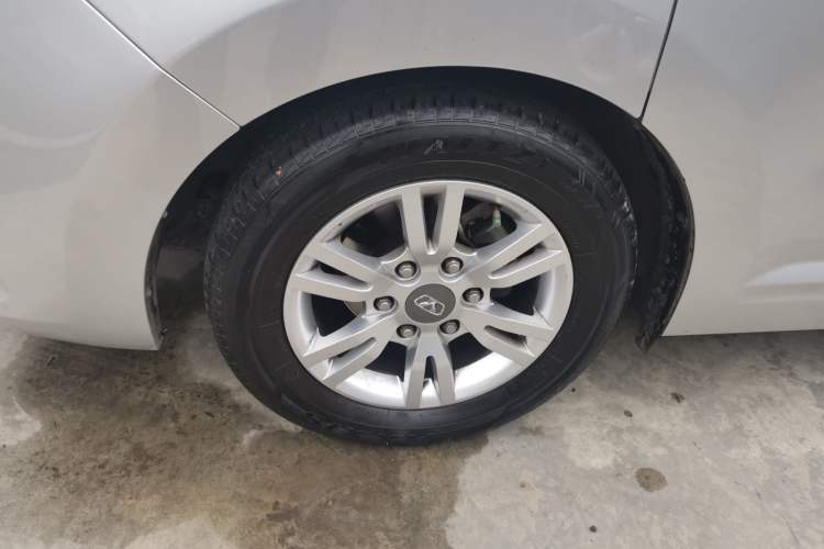 Used Huasong 7 2017 2.0T Automatic Standard Edition Left Front Wheel Hub