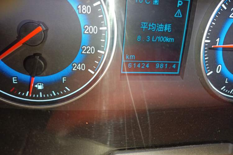 Used Huasong 7 2017 2.0T Automatic Elite Edition Odometer Close Up