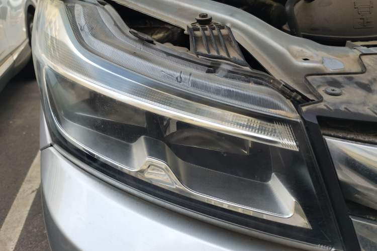 Used Huasong 7 2017 2.0T Automatic Standard Edition Right Front Headlight