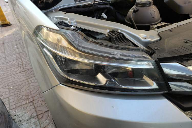 Used Huasong 7 2017 2.0T Automatic Elite Edition Right Front Headlight