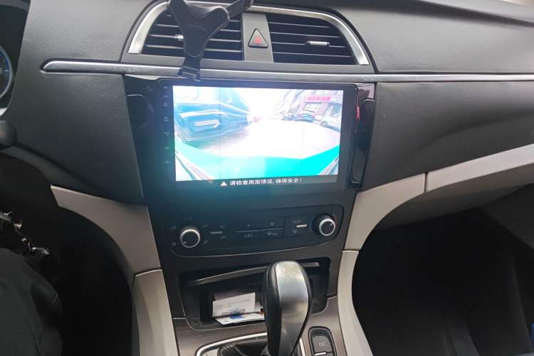 Used Huasong 7 2017 2.0T Automatic Elite Edition Audio And AC Panel