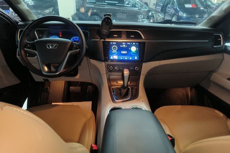Used Huasong 7 2017 2.0T Automatic Standard Edition Center Console