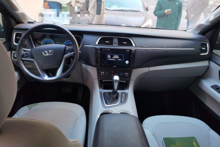 Used Huasong 7 2017 2.0T Automatic Standard Edition Center Console