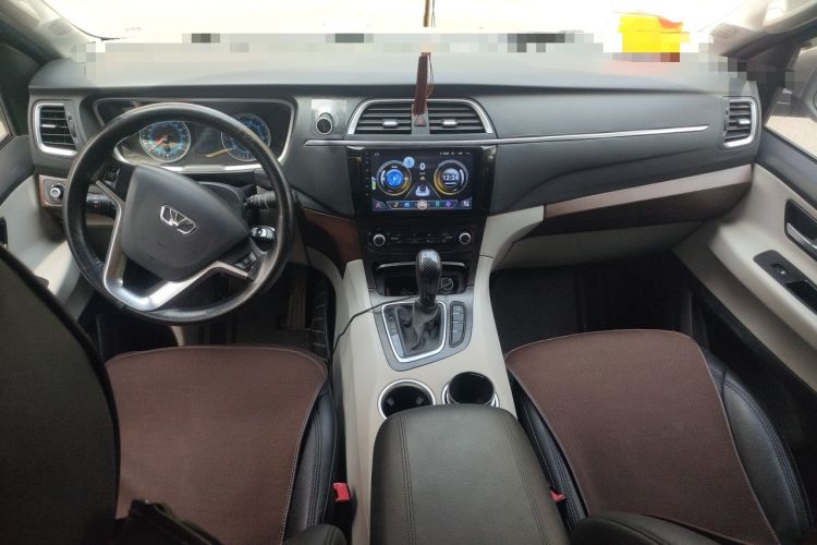 Used Huasong 7 2017 2.0T Automatic Elite Edition Center Console