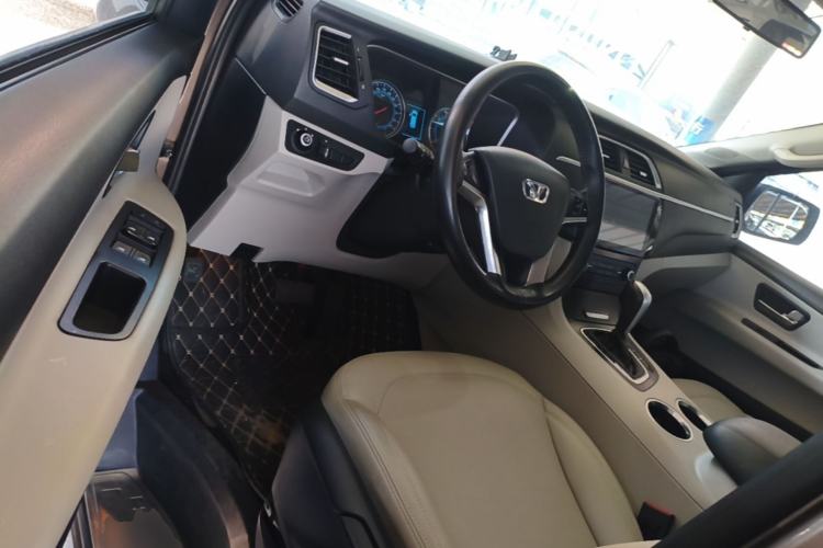 Used Huasong 7 2017 2.0T Automatic Standard Edition Driver Seat