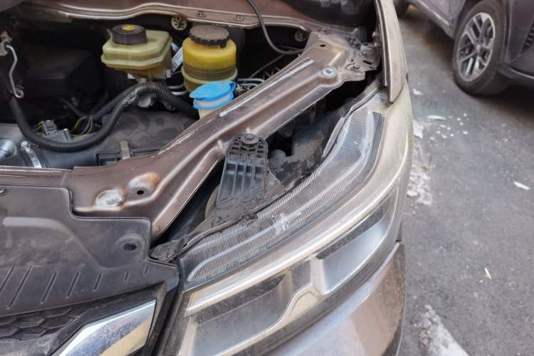 Used Huasong 7 2017 2.0T Automatic Standard Edition Engine Bay Left