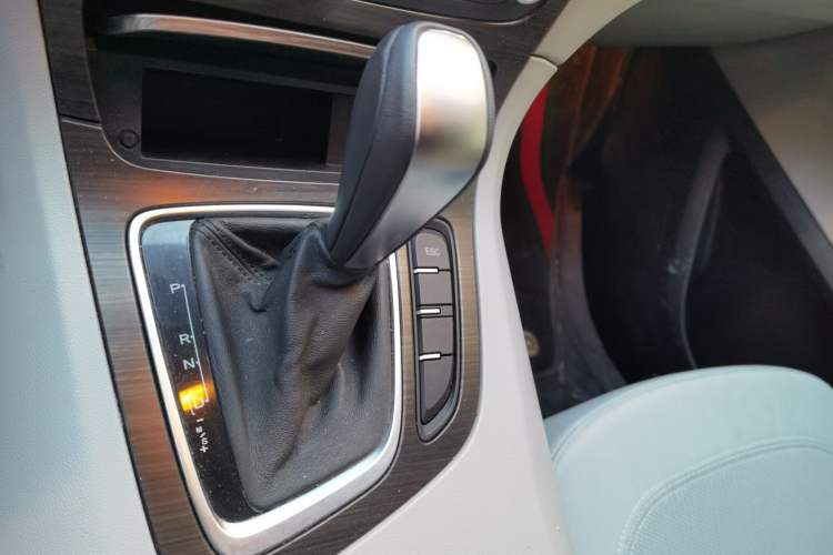 Used Huasong 7 2017 2.0T Automatic Standard Edition Gear Lever