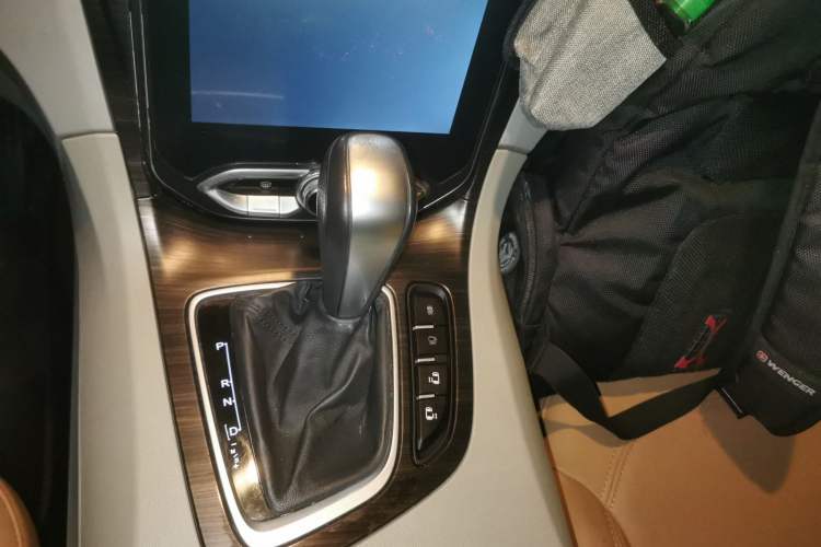 Used Huasong 7 2017 2.0T Automatic Elite Edition Gear Lever