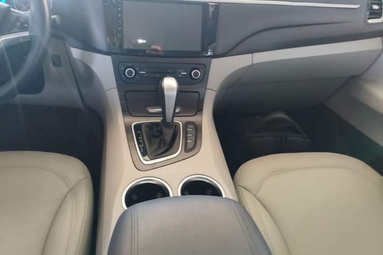Used Huasong 7 2017 2.0T Automatic Standard Edition Gear Lever
