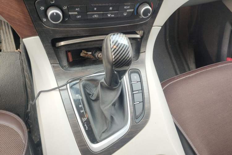 Used Huasong 7 2017 2.0T Automatic Elite Edition Gear Lever