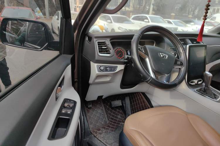 Used Huasong 7 2017 2.0T Automatic Elite Edition Interior 3