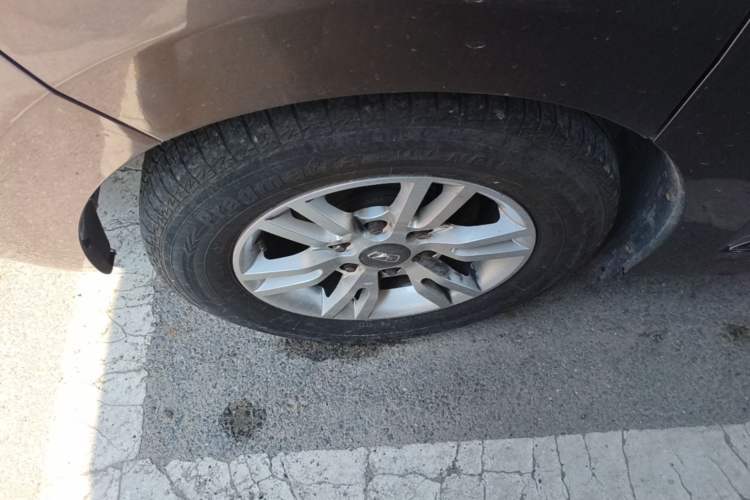 Used Huasong 7 2017 2.0T Automatic Standard Edition Left Front Wheel Hub