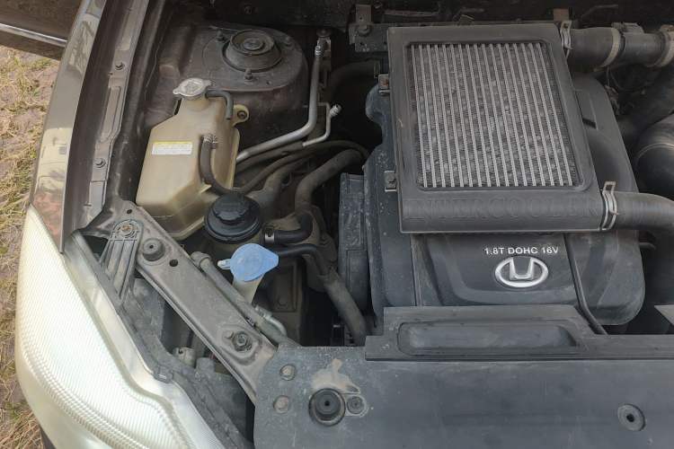 Used Huatai Boliger 2012 1.8T Automatic Two-Wheel Drive Business Edition Engine Bay Right