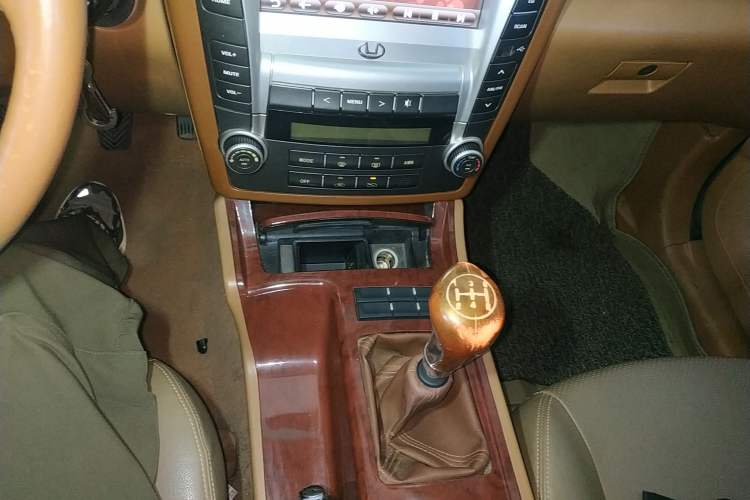 Used Huatai Boliger 2012 1.8T Manual Two-Wheel Drive Smart Edition Gear Lever