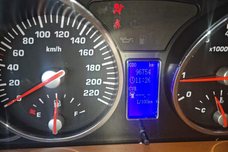 Used Huatai Boliger 2012 1.8T Manual Two-Wheel Drive Smart Edition Odometer Close Up
