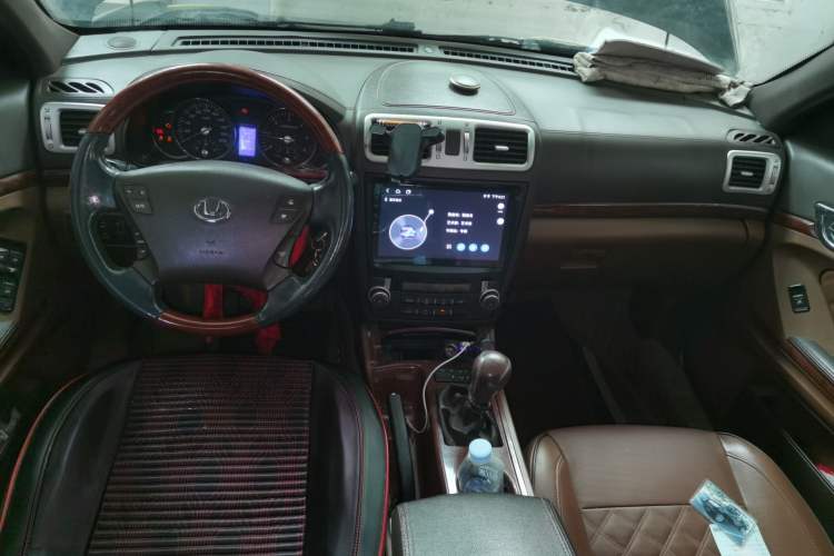 Used Huatai Boliger 2013 2.0T Manual Two-Wheel Drive ZhiZun Edition Center Console