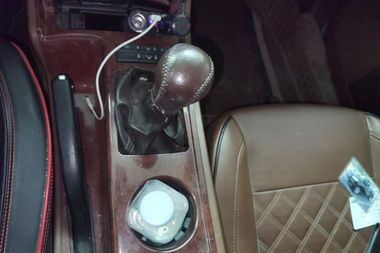 Used Huatai Boliger 2013 2.0T Manual Two-Wheel Drive ZhiZun Edition Gear Lever