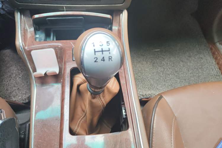 Used Huatai Boliger 2013 2.0T Manual Two-Wheel Drive ZhiZun Edition Gear Lever