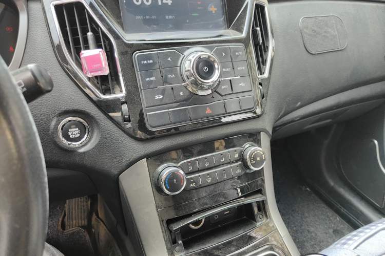 Used Huatai New Energy XEV260 2017 Elite Model Audio And AC Panel