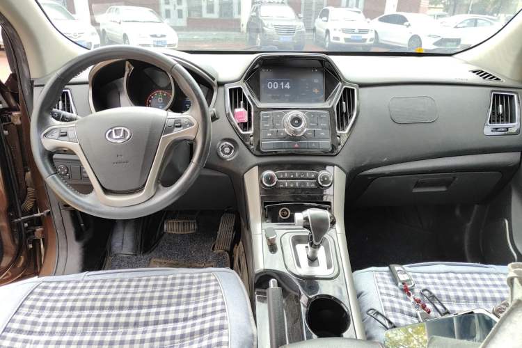 Used Huatai New Energy XEV260 2017 Elite Model Center Console