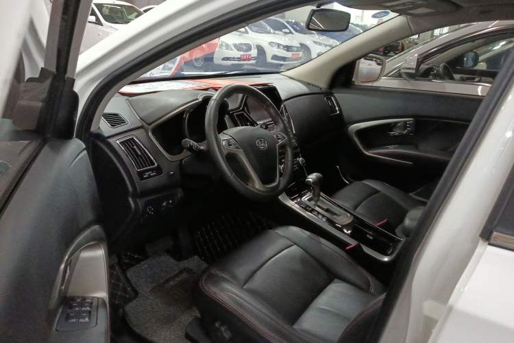 Used Huatai Santa Fe 2017 1.5T Gasoline Automatic Two-Wheel Drive Smart Enjoyment i3 Model Interior 2