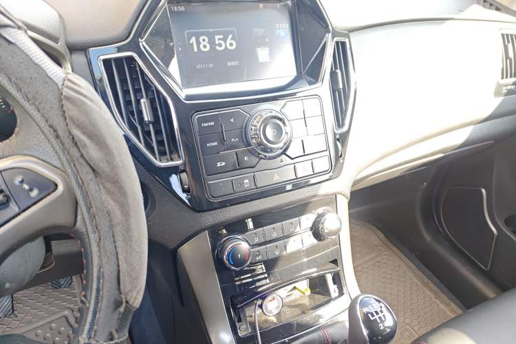 Used Huatai Santa Fe 2015 1.5T Gasoline Manual Two-Wheel Drive Luxury Model Audio And AC Panel