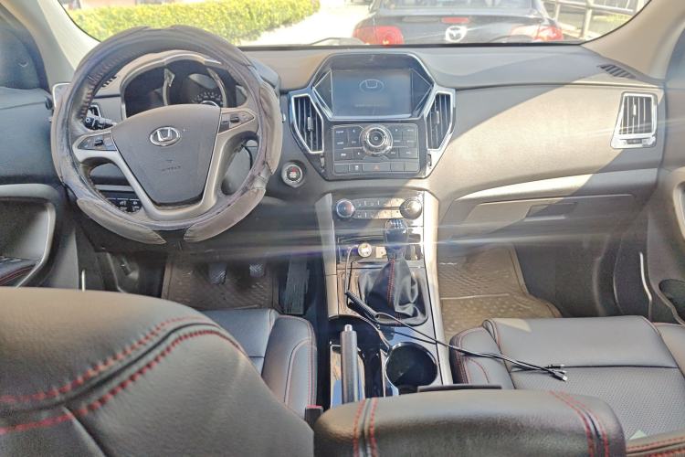 Used Huatai Santa Fe 2015 1.5T Gasoline Manual Two-Wheel Drive Luxury Model Center Console