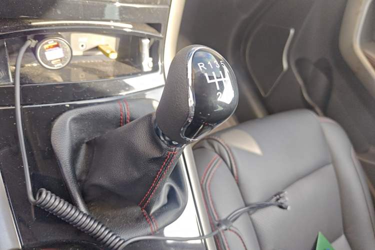 Used Huatai Santa Fe 2015 1.5T Gasoline Manual Two-Wheel Drive Luxury Model Gear Lever