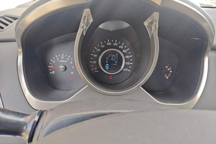 Used Huatai Santa Fe 2015 1.5T Gasoline Manual Two-Wheel Drive Luxury Model Odometer Close Up