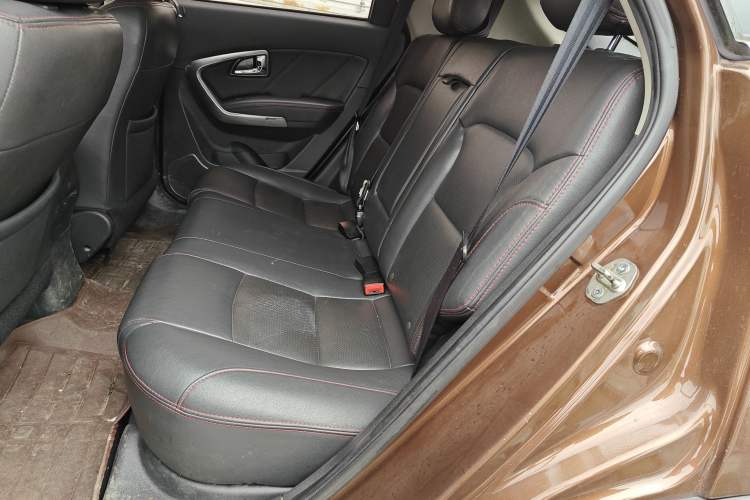 Used Huatai Santa Fe 2016 1.5T Gasoline Manual Two-Wheel Drive Smart Enjoyment i3 Model Left Rear Seat