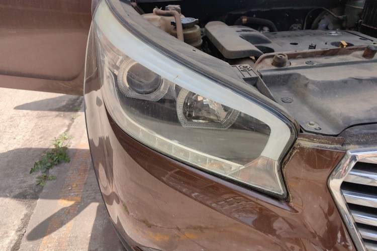 Used Huatai Santa Fe 2016 1.5T Gasoline Manual Two-Wheel Drive Smart Enjoyment i3 Model Right Front Headlight