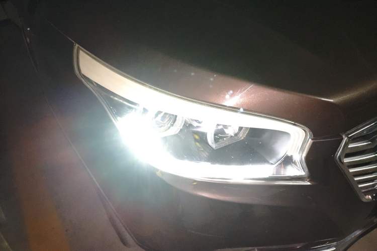 Used Huatai Santa Fe 2016 1.5T Gasoline Automatic Two-Wheel Drive i3 Model with Smart Features Right Front Headlight