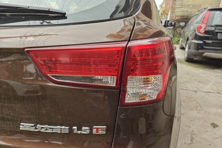 Used Huatai Santa Fe 2016 1.5T Gasoline Manual Two-Wheel Drive Smart Enjoyment i3 Model Right Rear Taillight