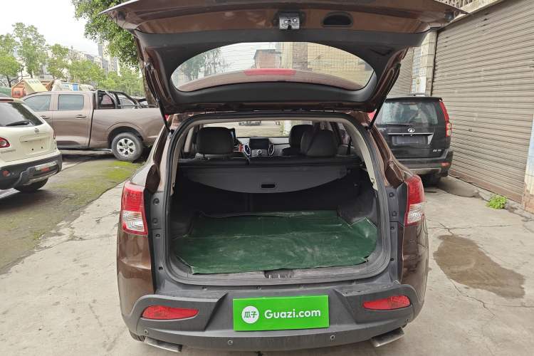 Used Huatai Santa Fe 2016 1.5T Gasoline Manual Two-Wheel Drive Smart Enjoyment i3 Model Trunk
