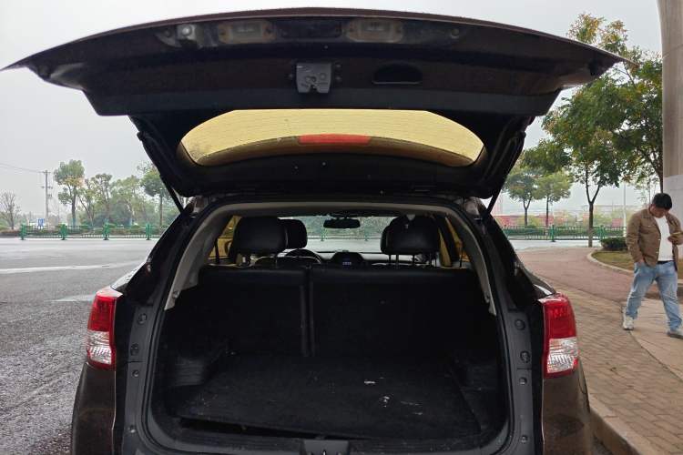 Used Huatai Santa Fe 2016 1.5T Gasoline Manual Two-Wheel Drive Smart Enjoyment i3 Model Trunk