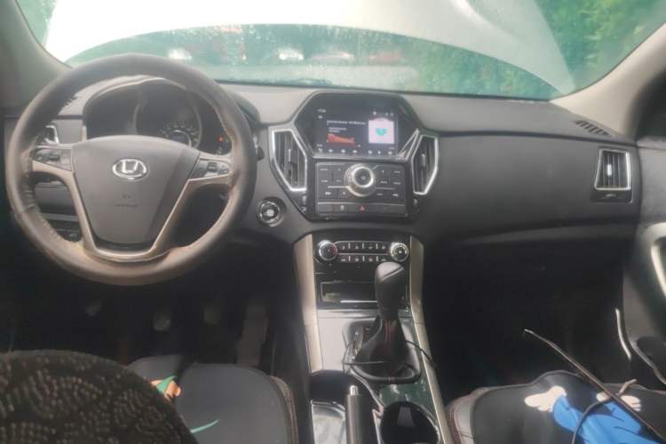 Used Huatai Santa Fe 2016 1.5T Gasoline Manual Two-Wheel Drive Smart Enjoyment i3 Model Center Console